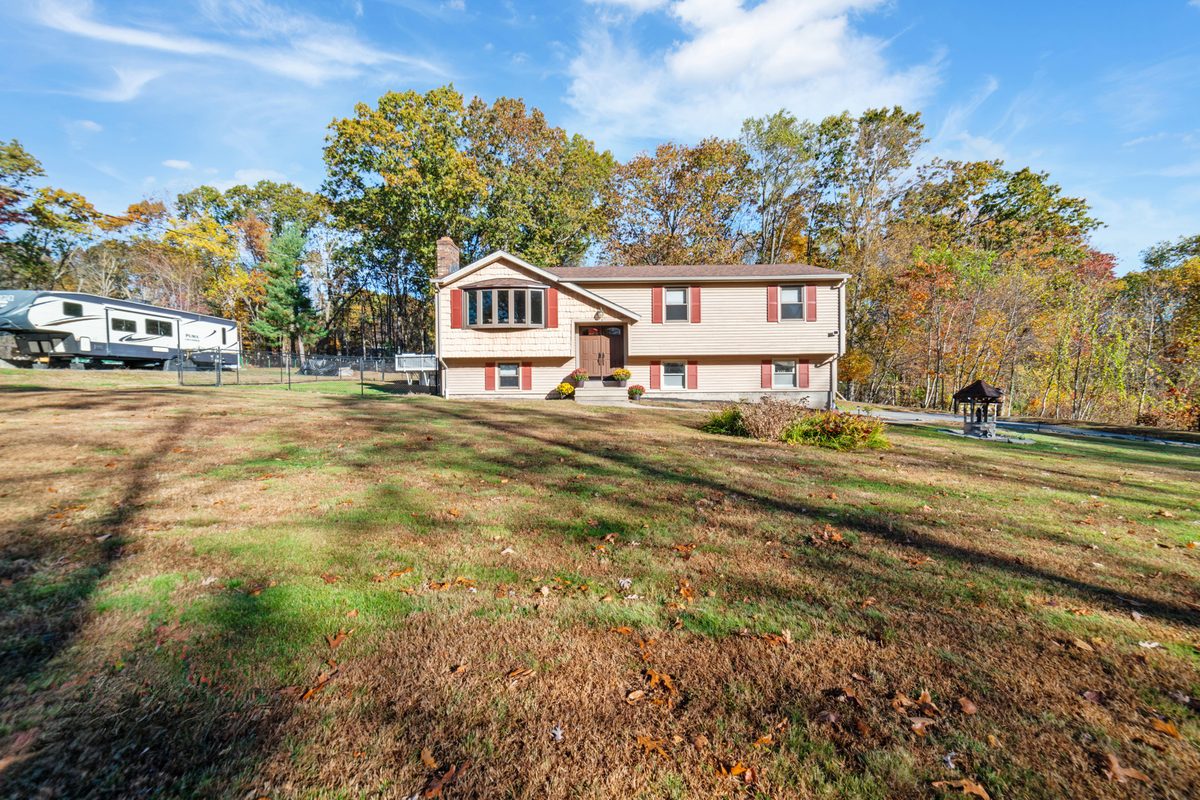 Connecticut home sold by Monica Palmerie